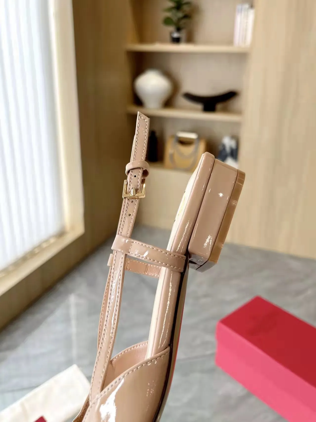 👟👟Ex-factory price 400👟👟 Genuine leather sole +40 Top version 𝑉𝐴𝐿𝐸𝑁𝑇𝐼𝑁𝑂 Valentino new spring and summer women's back hollow new sandals. Unique V-buckle hardware accessories bring out a full sense of luxury. The new season will live up to expectations! Worth buying★Absolutely high-grade❥Original method, Absolutely sensual❥Elegant style, creating a different feeling, simple and elegant style!  Code number: 35-41 (34-42 customized, non-returnable) Fabric: Imported sheepskin Inner foot pads: Inner sheepskin Heel height: 2 cm Leather outsole Rubber outsole